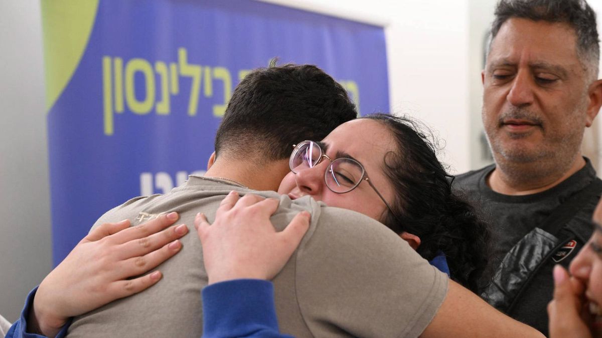 Ehemalige Hamas-Geisel Liri Albag mit ihrem Freund und ihrem Vater in einem israelischen Krankenhaus