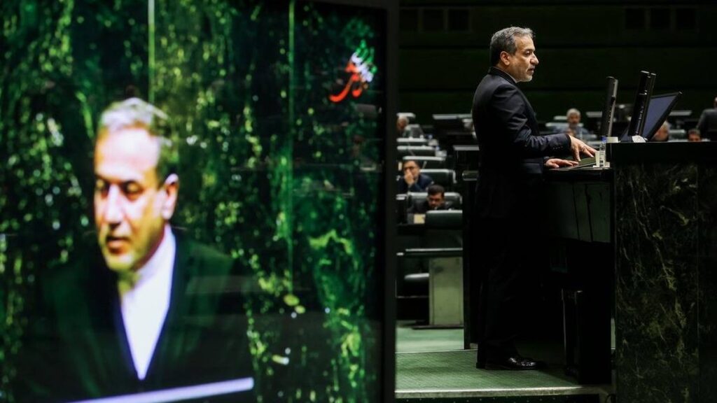 Irans Außenminister Abbas Araghchi bei einer Rede im Parlament in Teheran