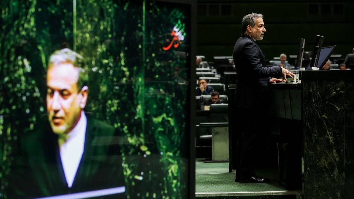 Irans Außenminister Abbas Araghchi bei einer Rede im Parlament in Teheran