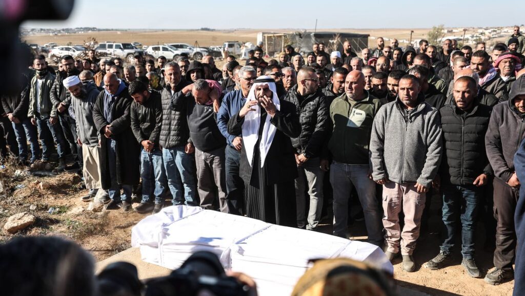 Begräbnis der beduinisch-israelischen Hamas-Geisel Youssef al-Ziyadne, nachdem er tot aus Gaza geborgen wurde