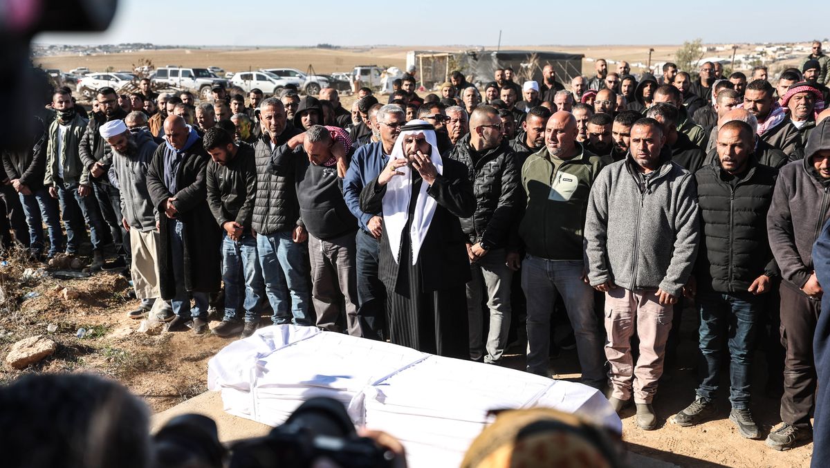 Begräbnis der beduinisch-israelischen Hamas-Geisel Youssef al-Ziyadne, nachdem er tot aus Gaza geborgen wurde