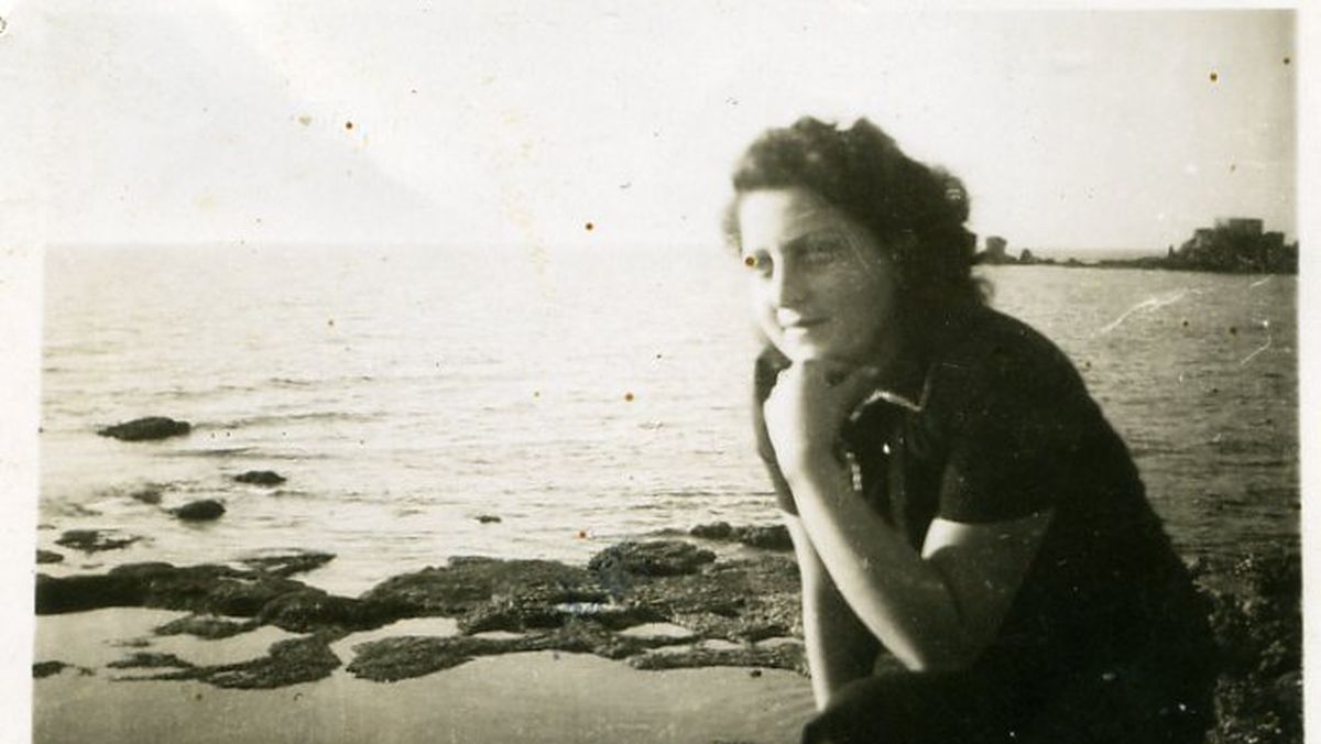 Chana Szénes am Strand des Kibbuz Sdot Jam