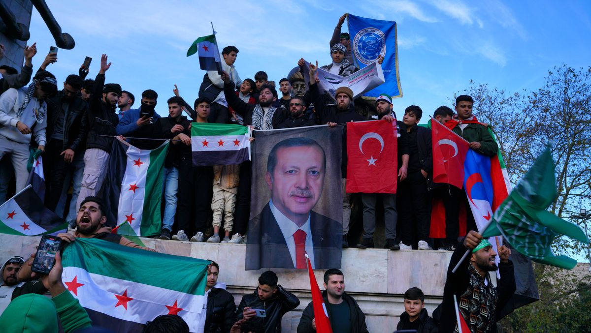Erdogan-Anhänger in Istanbul feiern das türkische Engagement in Syrien