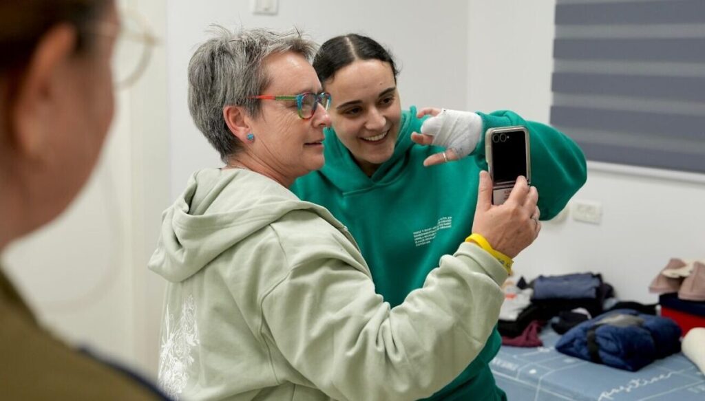 Die ehemalige Hamas-Geisel Emily Damari mit ihrer Mutter in einem israelischen Spital