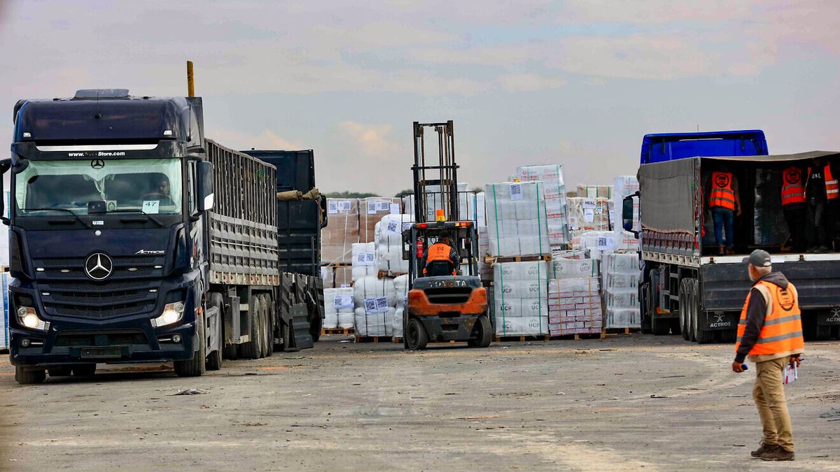 LKW mit Hilfslieferungen in Südisrael warten auf die Weiterfahrt nach Gaza