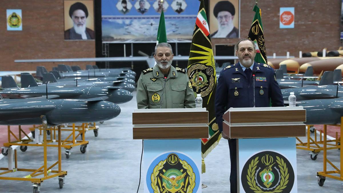 Oberbefehlshaber Mousavi und Verteidigungsminister Nasirzadeh präsentieren 1.000 neue Drohnen für Irans Armee