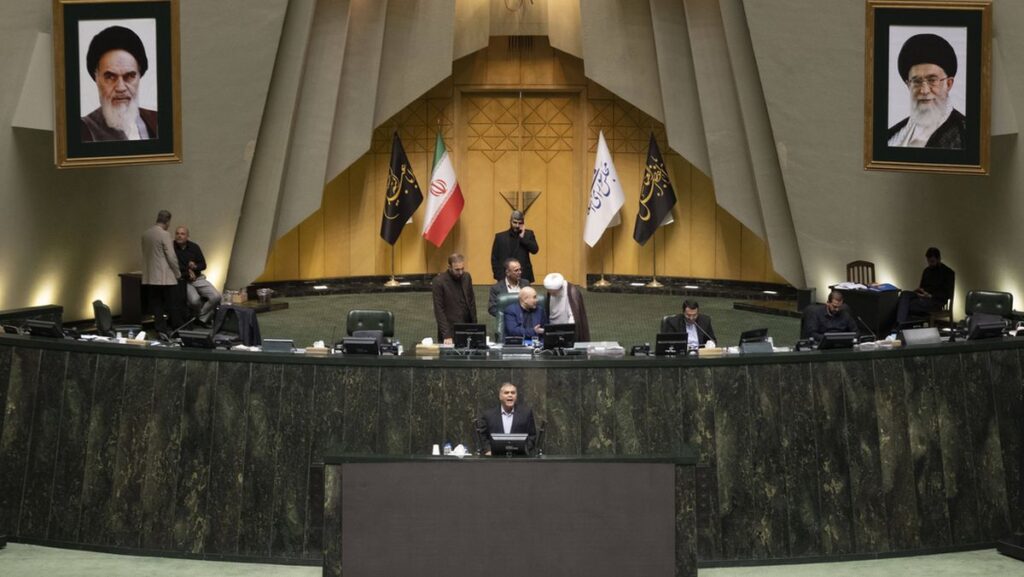 Der iranische Ölminister, Mohsen Paknejad, bei einer Rede im Parlament in Teheran