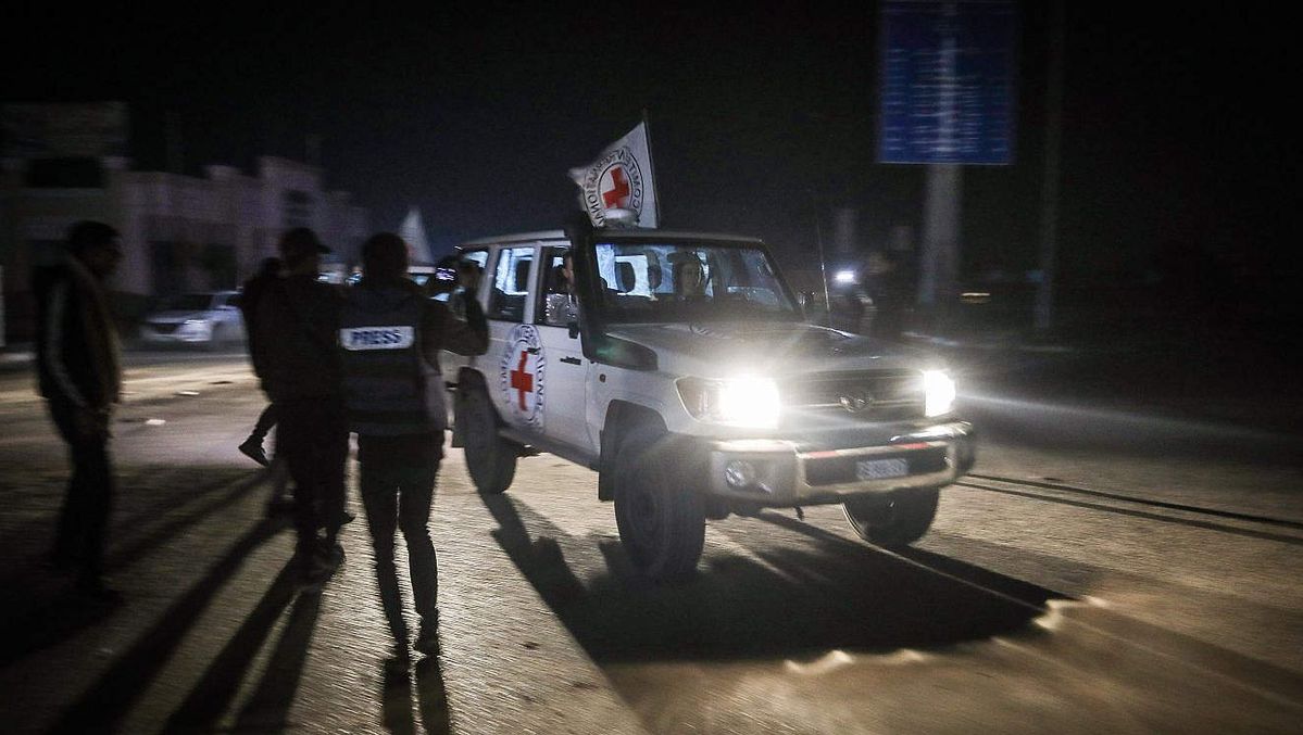 Fahrzeug des Roten Kreuzes während des ersten Geiseldeals im November 2023 am Grenzübergang Rafah