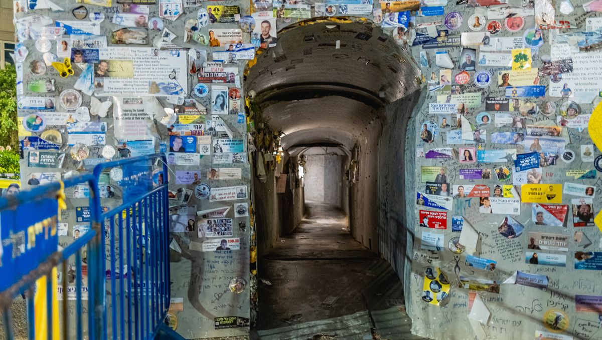 Nachbau eines Hamas-Tunnels auf dem »Platz der Geiseln« in der israelischen Stadt Tel Aviv