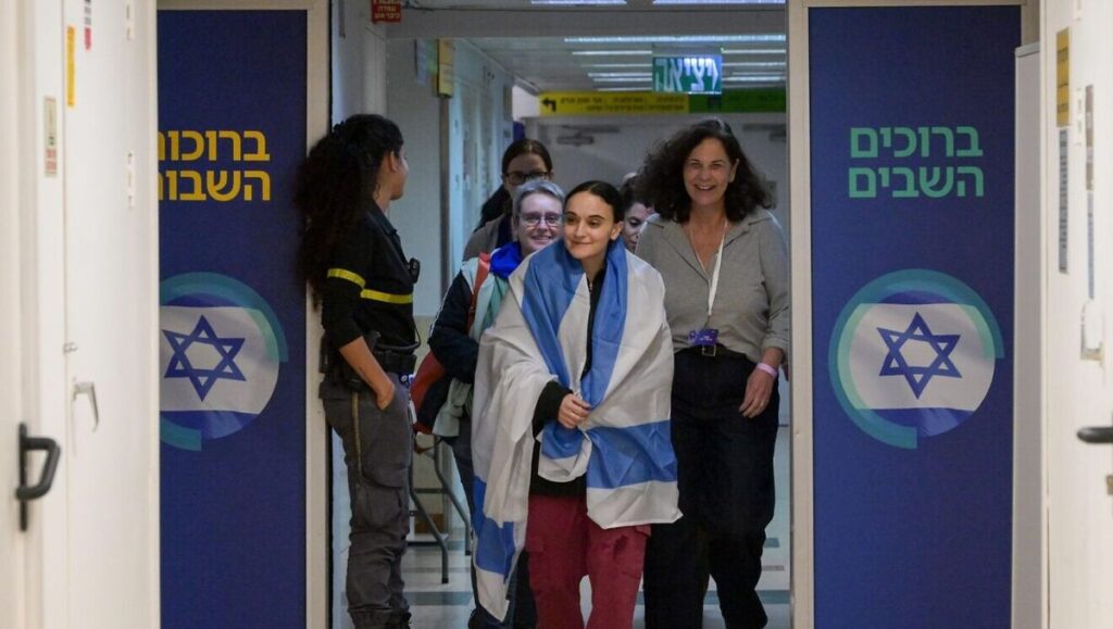 Ehemalige Hamas-Geisel Emily Damari kommt im Sheba Tel Hashomer Medical Center in Ramat Gan an