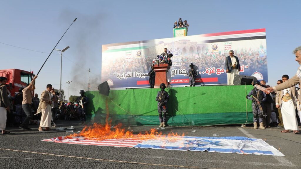Die jemenitischen Huthi verbrennen bei einem Aufmarsch in Sanaa die amerikanische und die israelische Flagge