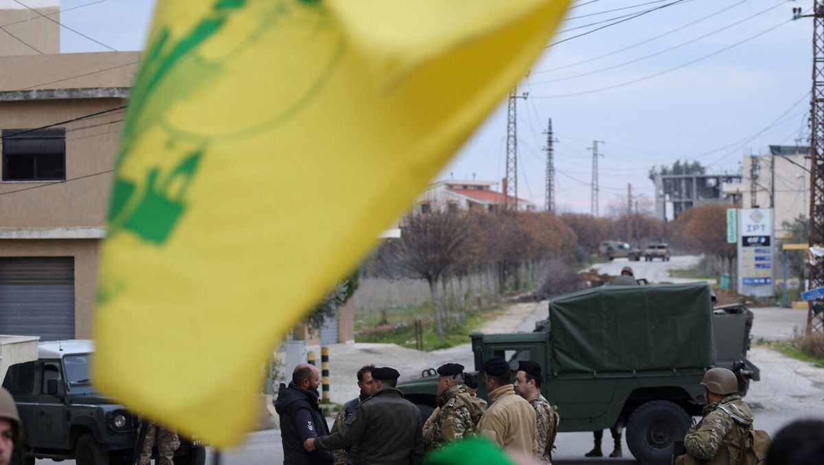 Einwohner im Südlibanon schwenken neben Soldaten der Libanesischen Streitkräfte (LAF) die Hisbollah-Flagge