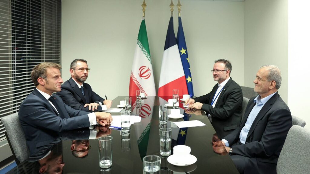 Frankreichs Präsident Macron bei einem Treffen mit seinem iranischen Amtskollegen Peseschkian