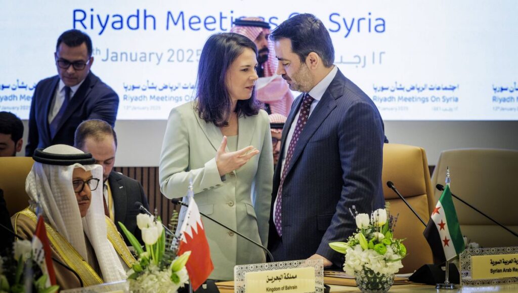 Syriens Außenminister Asaad Hassan al-Schaibani (re.) bezeichnet die Kurden als integralen Bestandteil des Landes