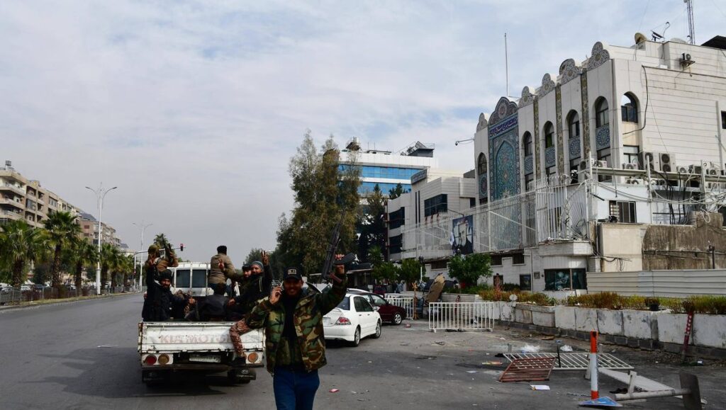 Bewaffnete Milizionäre vor der iranischen Botschaft in Syriens Hauptstadt Damskus
