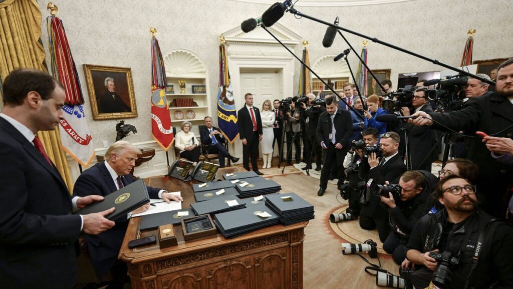 Donald Trump beim Unterzeichnen von Durchführungsverordnungen im Weißen Haus