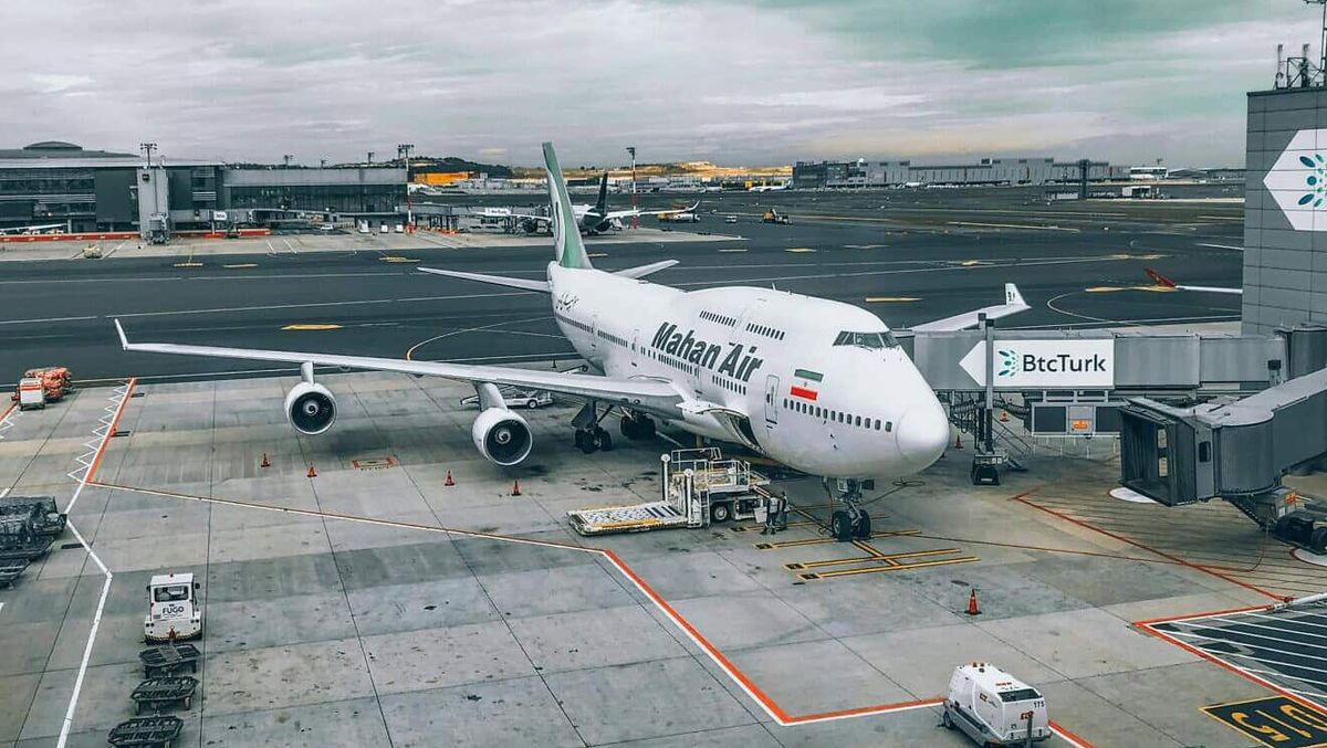 Ein Flugzeug der iranischen Mahan Air auf einem Flughafen in der Türkei