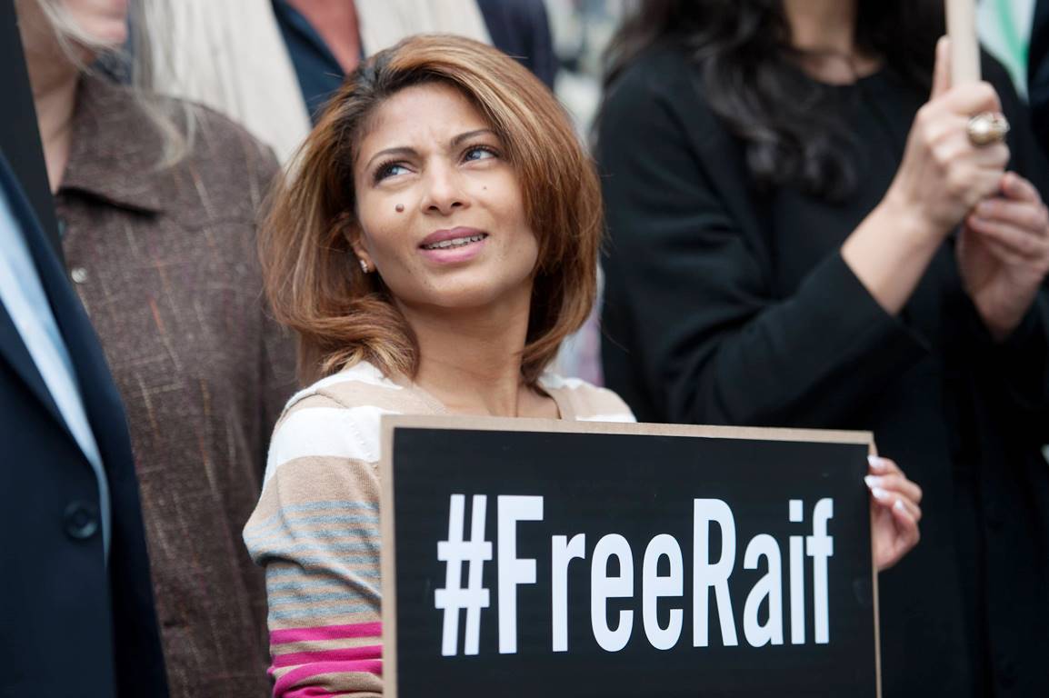 Ensaf Haidar protestierte 2015 für die Freilassung ihres Ehemannes Raif Badawi, der Opfer der saudi-arabischen Blasphemie-Gesetze wurde: Wegen »Beleidigung des Islam« war er 10 Jahre inhaftiert, mehrfach wurde er öffentlich ausgepeitscht. (© imago images/CommonLens)