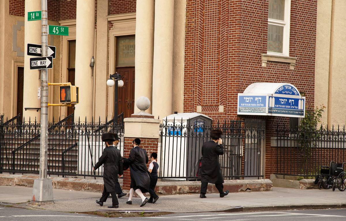 Straßenszene in Borough Park im New Yorker Stadtteil Brooklyn. (© imago images/Luis Carballo)