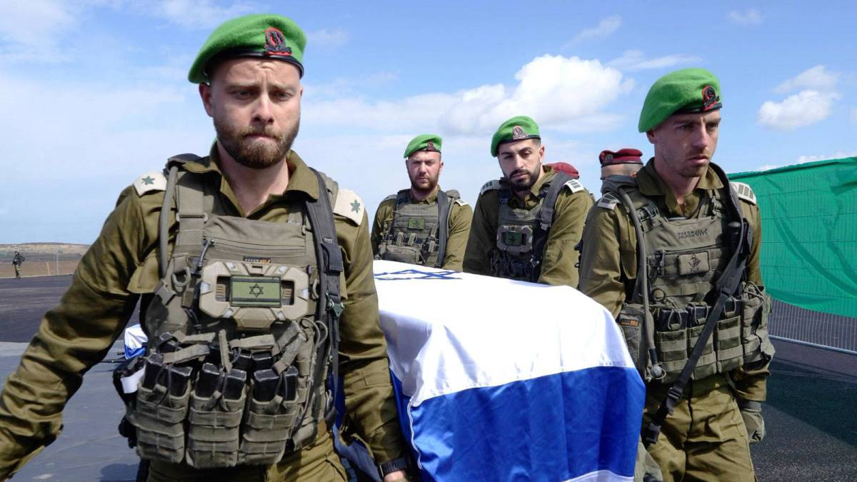 Israelische Soldaten tragen den Sarg einer der von der Hamas übergebenen Leichen. (© imago images/ZUMA Press Wire)