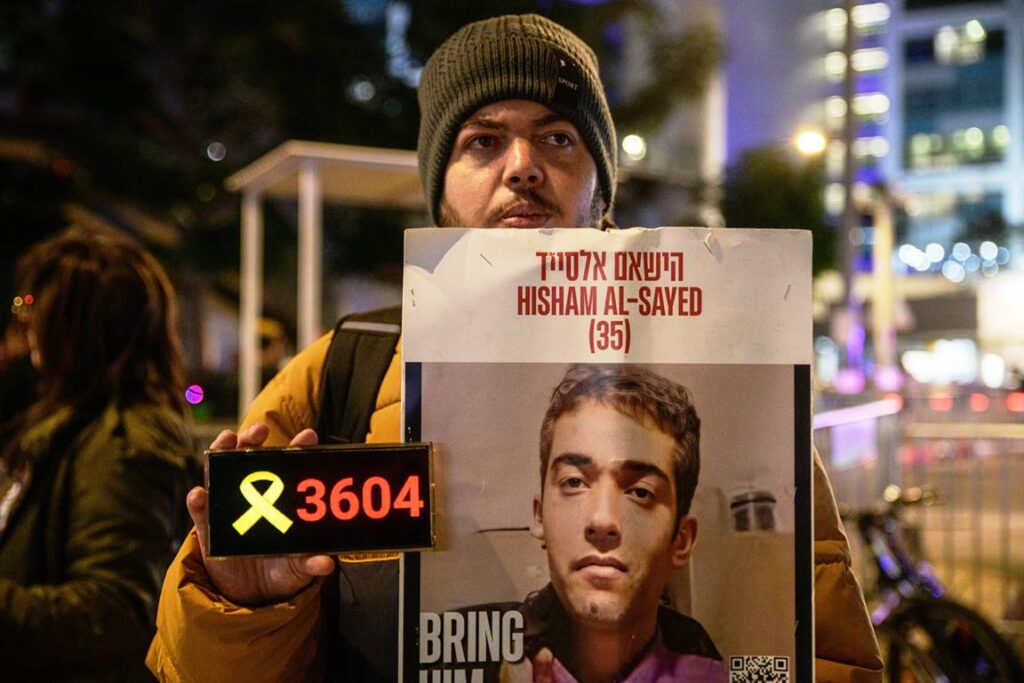 In Tel Aviv wurde vergangene Woche an den israelischen Beduinen Hisham al-Sayed erinnert, der sich zum damaligen Zeitpunkt seit 3604 in den Händen der Hamas befunden hatte. (© imago images/Sipa USA)