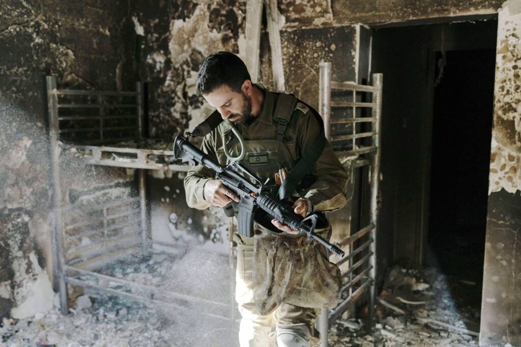 Israelischer Soldat in einem zerstörten Gebäude in Nir Oz nach dem Hamas-Massaker am 7. Oktober 2023. (© imago images/ZUMA Press Wire)