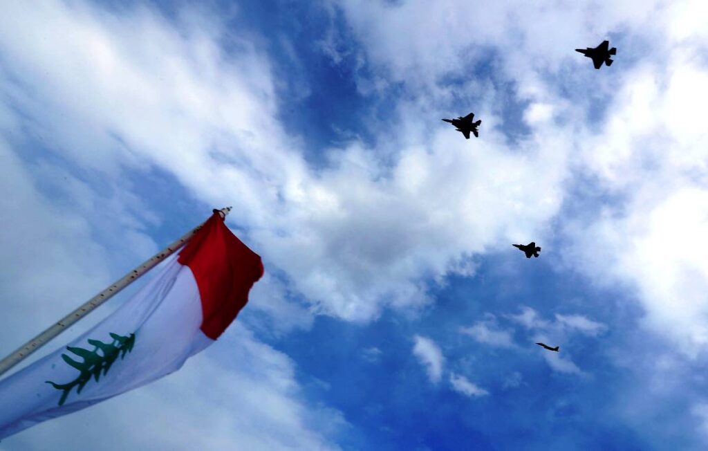Israelische Kampfjets am Himmel über der Begräbnisfeier für Nasrallah in Beirut. (© imago images/Xinhua)