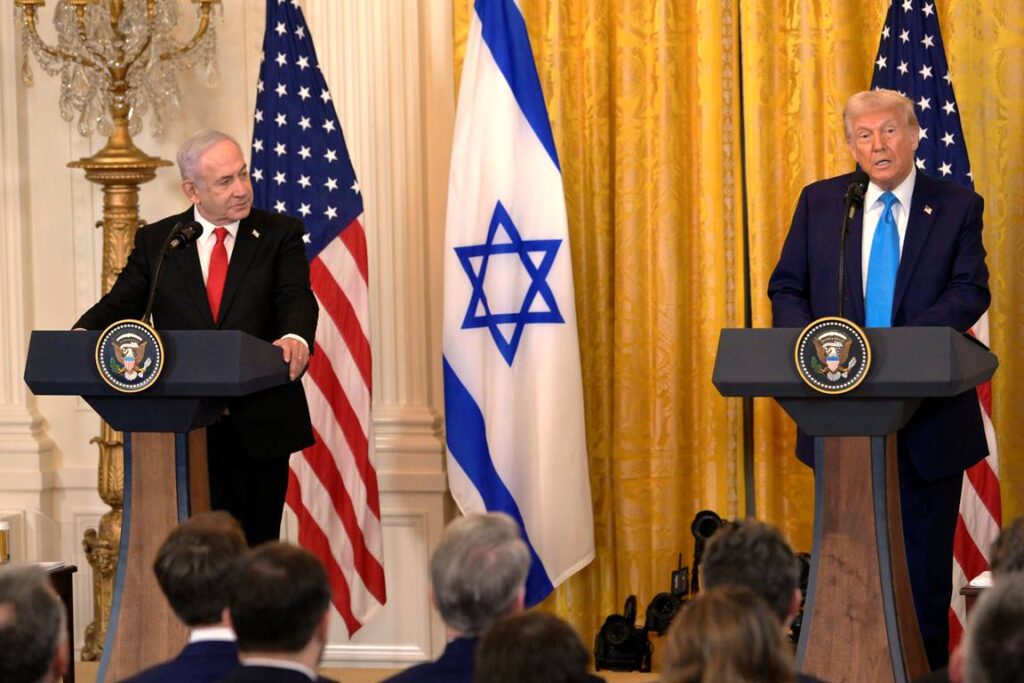 Israels Premier Netanjahu und US-Präsident Trump bei der Pressekonferenz, auf der dieser seinen Gaza-Plan bekanntgab. (© imago images/SOPA Images)