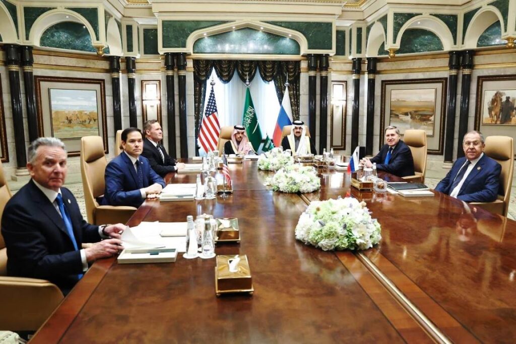 Spitzentreffen in Saudi-Arabien: Links die amerikanische Delegation unter Außenminister Marco Rubio, rechts die russische Abordnung unter Außenminister Sergej Lawrow. (© imago images/Newscom / EyePress)