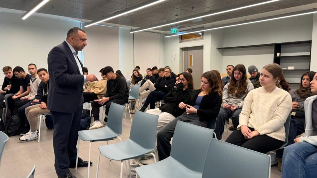 Der ägyptische Filmemacher Majed el-Shafie bei einem Gespräch mit israelischen Schülern in Ramat Gan