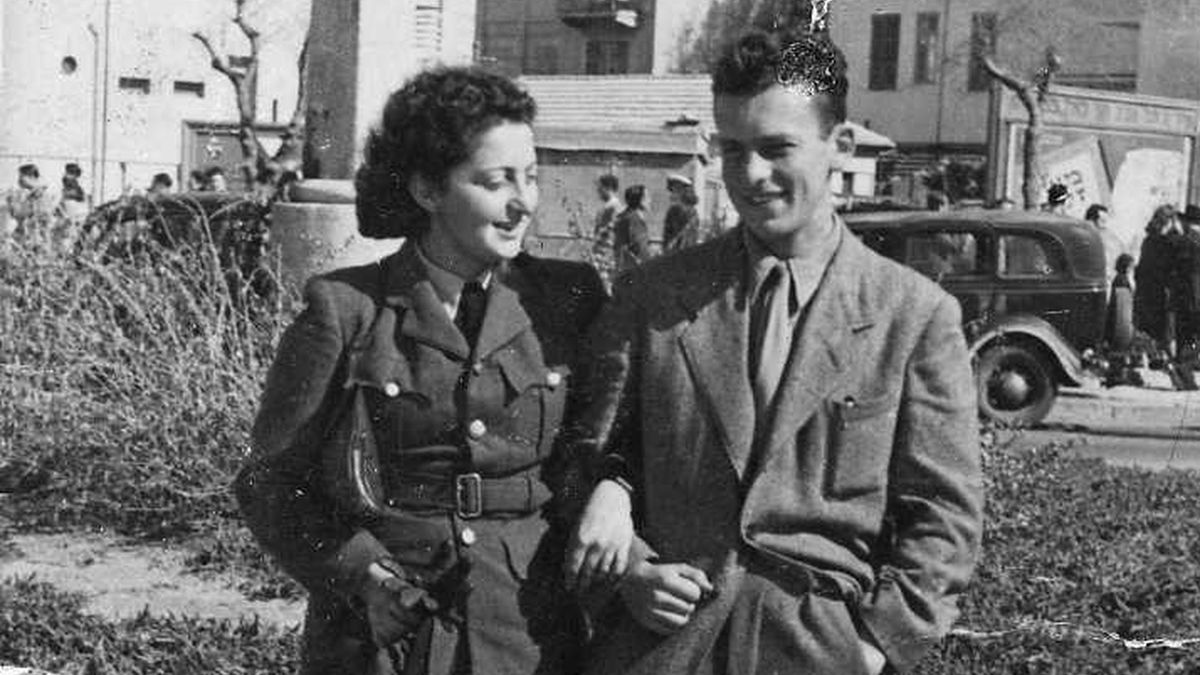Chana Szenes mit ihrem Bruder in Tel Aviv, nachdem Gyuri die Flucht aus Europa vor den Nationalsozialisten gelungen war