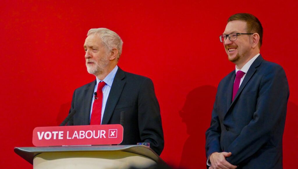 Der nun wegen Antisemitismus und Rassismus entlassene Andrew Gwynne (re.) mit Ex-Labour-Chef Jeremy Corbyn