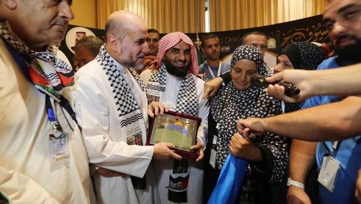Der Abbas-Berater Mahmud al-Habbash erhält eine Plakette mit dem Felsendom in Jerusalem geschenkt