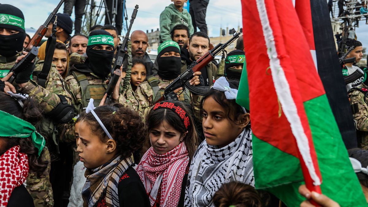Mädchen in Gaza nehmen an der zynischen Inszenierung der Hamas zur Geiselübergabe teil