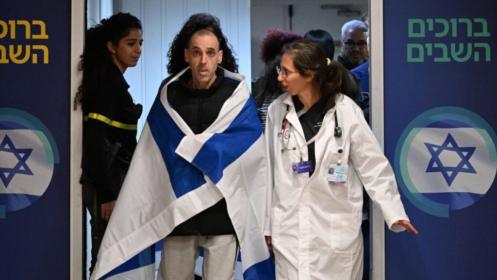 Eli Sharabi, eine der drei zuletzt freigelassenen Hamas-Geiseln kommt im israelischen Sheba Medical Center an