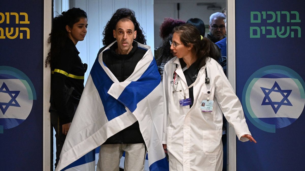 Eli Sharabi, eine der drei zuletzt freigelassenen Hamas-Geiseln kommt im israelischen Sheba Medical Center an
