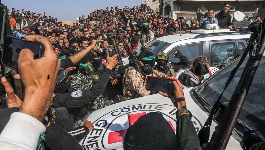Hamas, Islamischer Dschihad und palästinensische Zivilisten bei der Übergabe israelischer Geiseln in Gaza an das Rote Kreuz