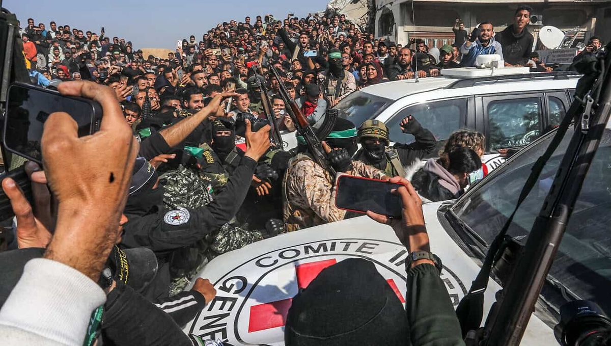 Hamas, Islamischer Dschihad und palästinensische Zivilisten bei der Übergabe israelischer Geiseln in Gaza an das Rote Kreuz