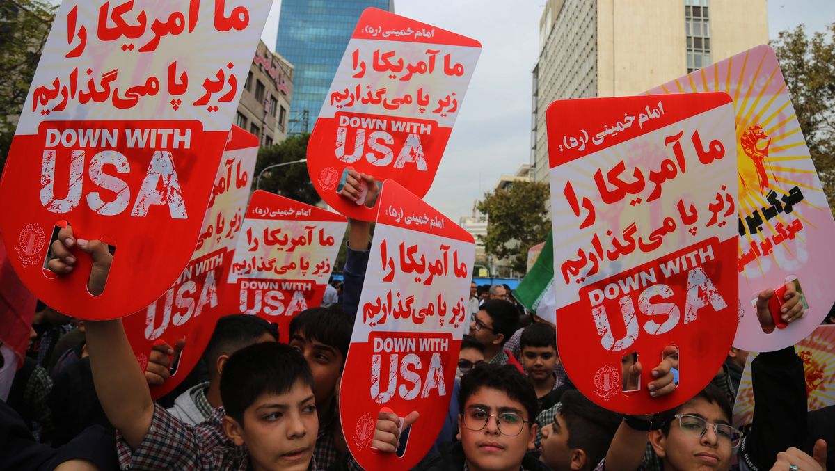 Iranische Regimeanhänger bei einer antiamerikanischen Demonstration in Teheran