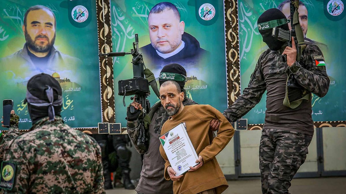 Die Hamas führt die israelische Geisel Eli Shrabi vor, bevor sie ihn dem Roten Kreuz übergibt