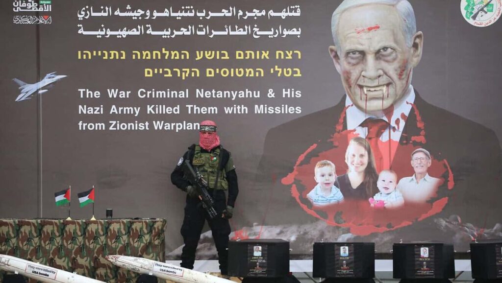 Antisemtische und mordlüsterne Inszenierung: Die Übergabe der vier ermordeten israelischen Geiseln durch die Hamas
