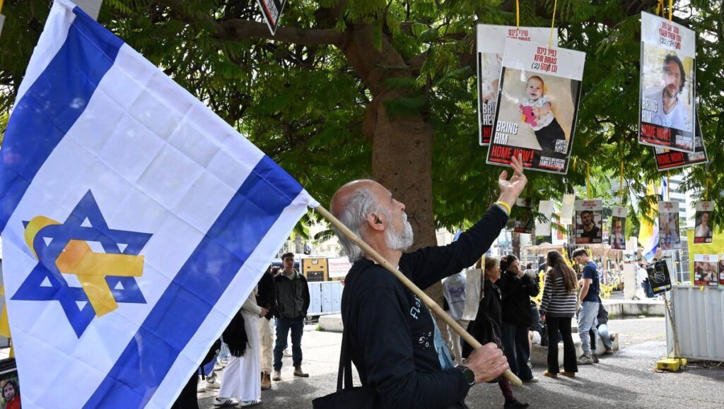 Die Übergabe toter Geiseln versetzt Israel in Schock und Trauer