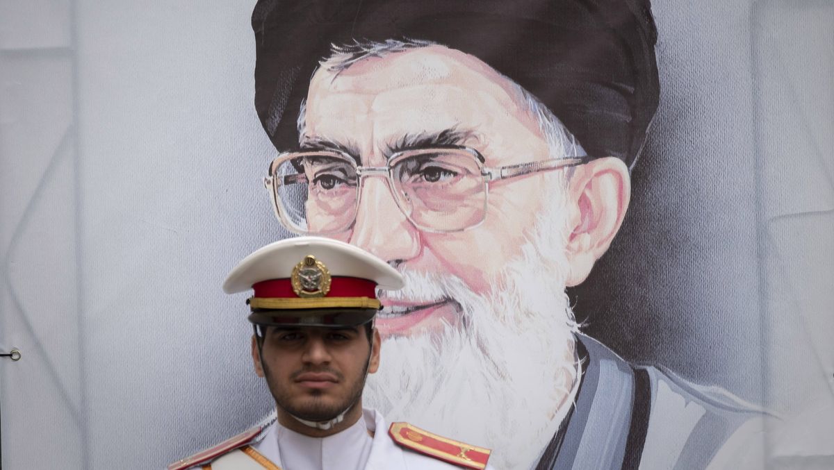 Iranischer Soldat vor einem Porträt des Obersten Führers Ali Khamenei