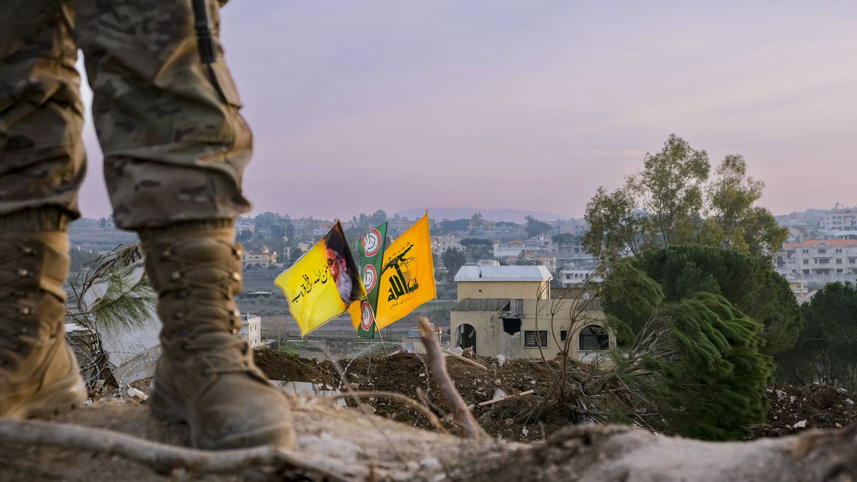 Waffenstillstand im Südlibanon: Soldat der regulären Streitkräfte vor Hisbollah-Flagge