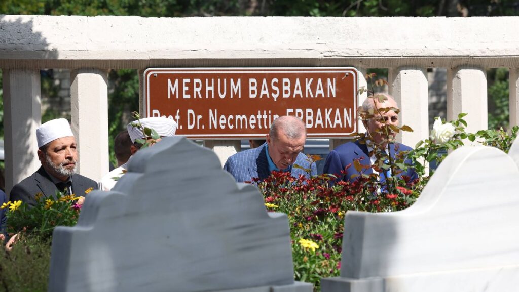 Türkischer Präsident Erdogan am Grab seines islamistischen Ziehvaters und Milli-Görüş-Gründers Necmettin Erbakan