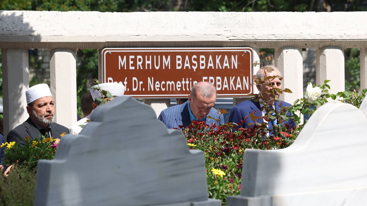 Türkischer Präsident Erdogan am Grab seines islamistischen Ziehvaters und Milli-Görüş-Gründers Necmettin Erbakan