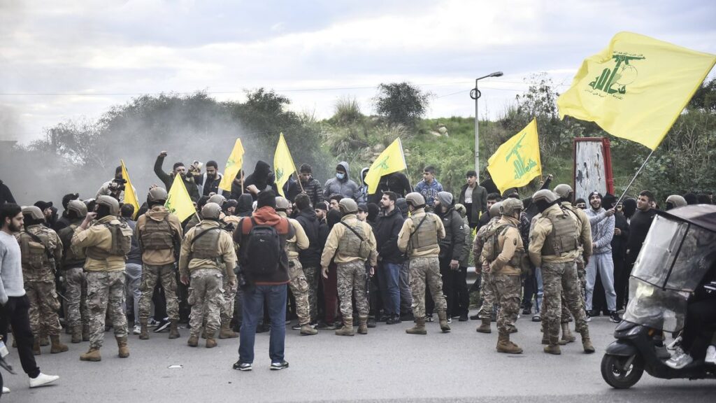 Einseitige ORF-Berichterstattung: Libanesische Streitkräfte und Hisbollah-Demonstranten vor dem Rafik-Hariri-Flughafen In Beirut