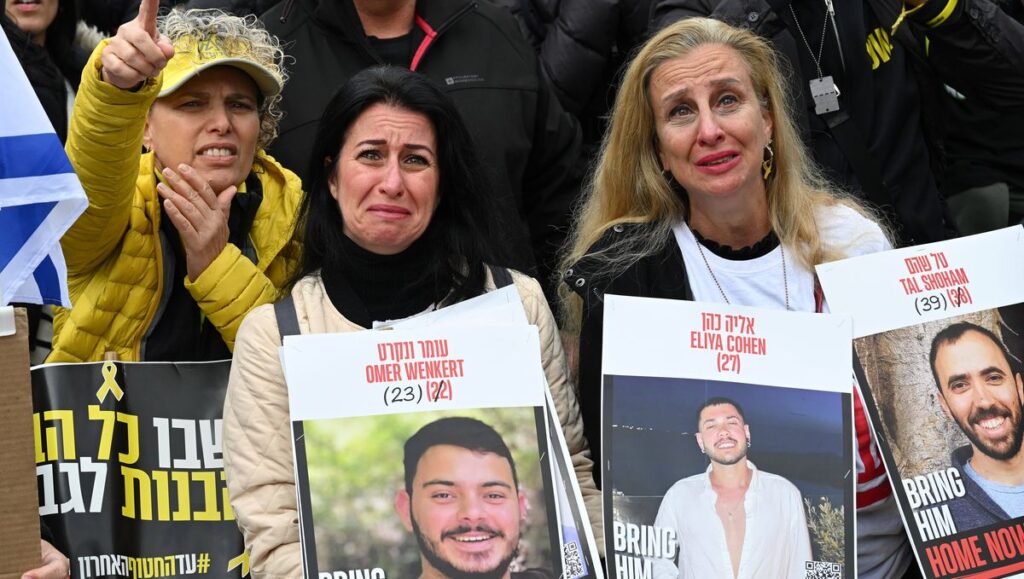 Menschen auf dem »Platz der Geiseln« in Tel Aviv warten auf die Übergabe verschleppter Israelis