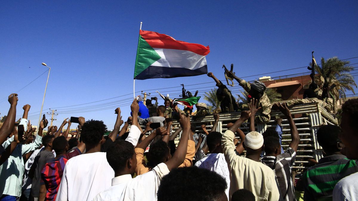 Sudanesen feiern die Wiedereroberung der Stadt Wad Madani durch Regierungstruppen