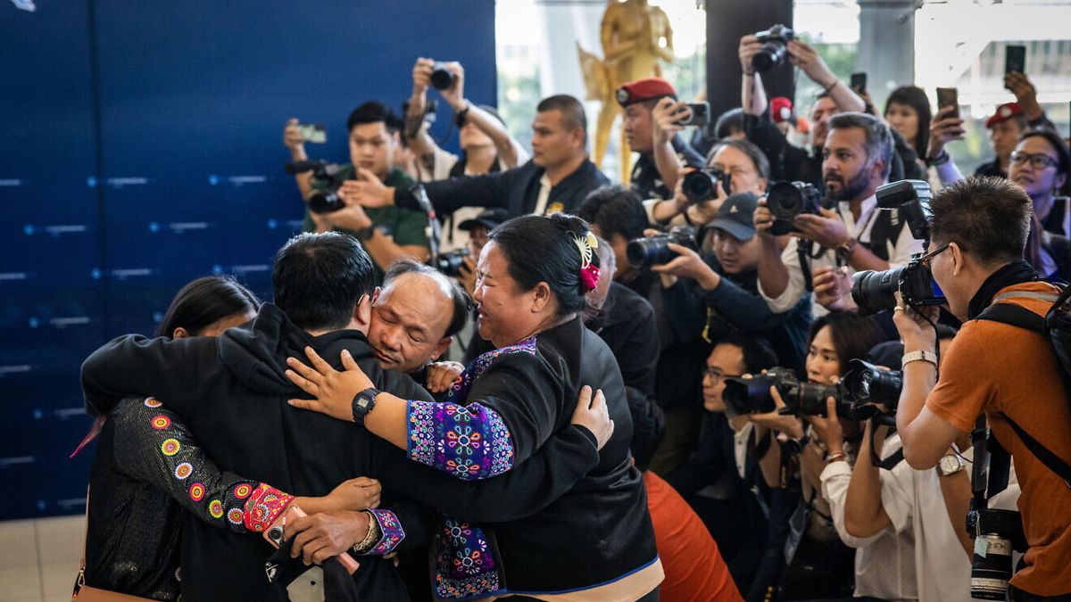 Die thailändischen Hamas-Geiseln treffen am Flughafen von Bangkok ein (Quelle: JNS)